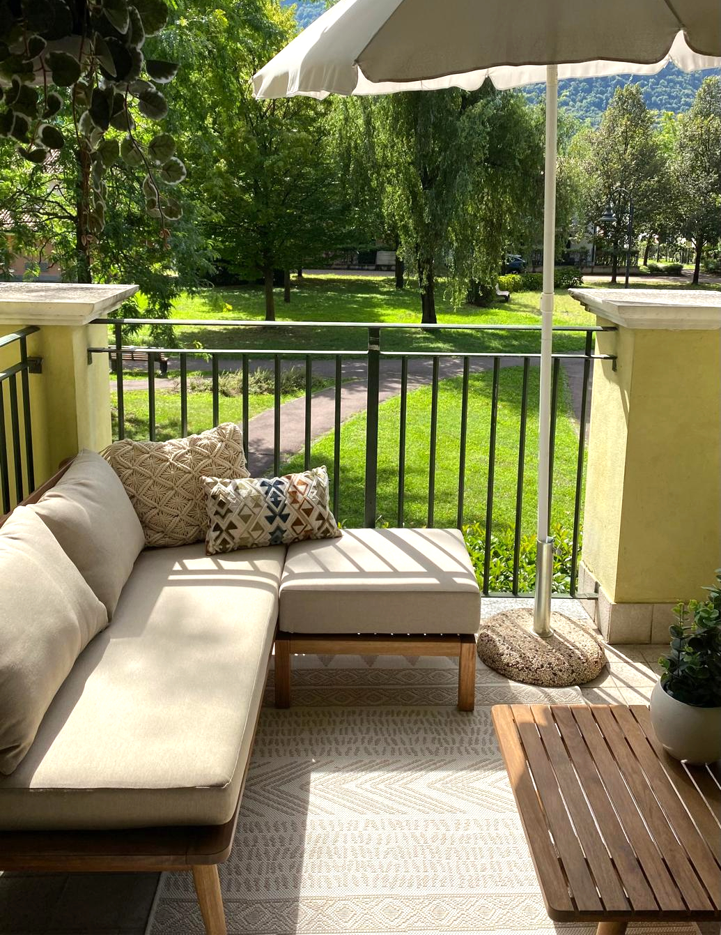 Balkon met loungeset en uitzicht over het park