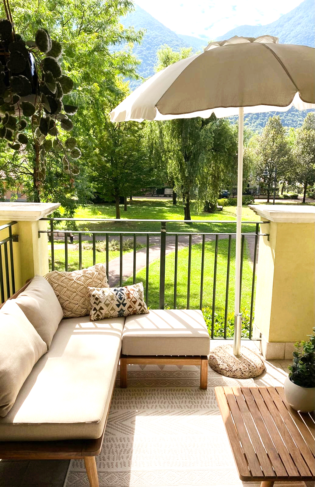Balkon met loungeset en bergzicht, Appartement Assisi 2 Porlezza