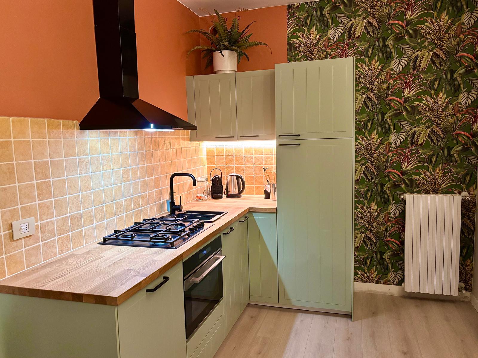 Keuken met saliegroen en tropisch behang