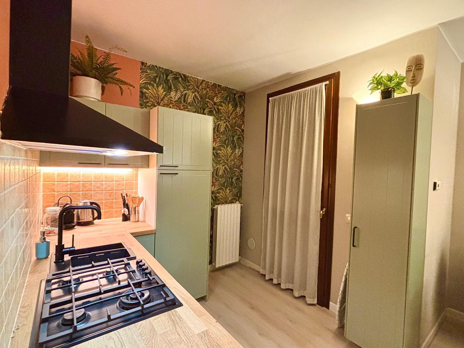 Keuken met roestvrijstalen apparatuur, andere hoek