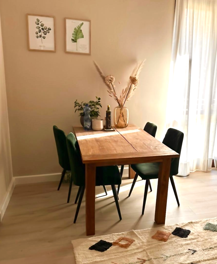 Eetkamer bij avondlicht