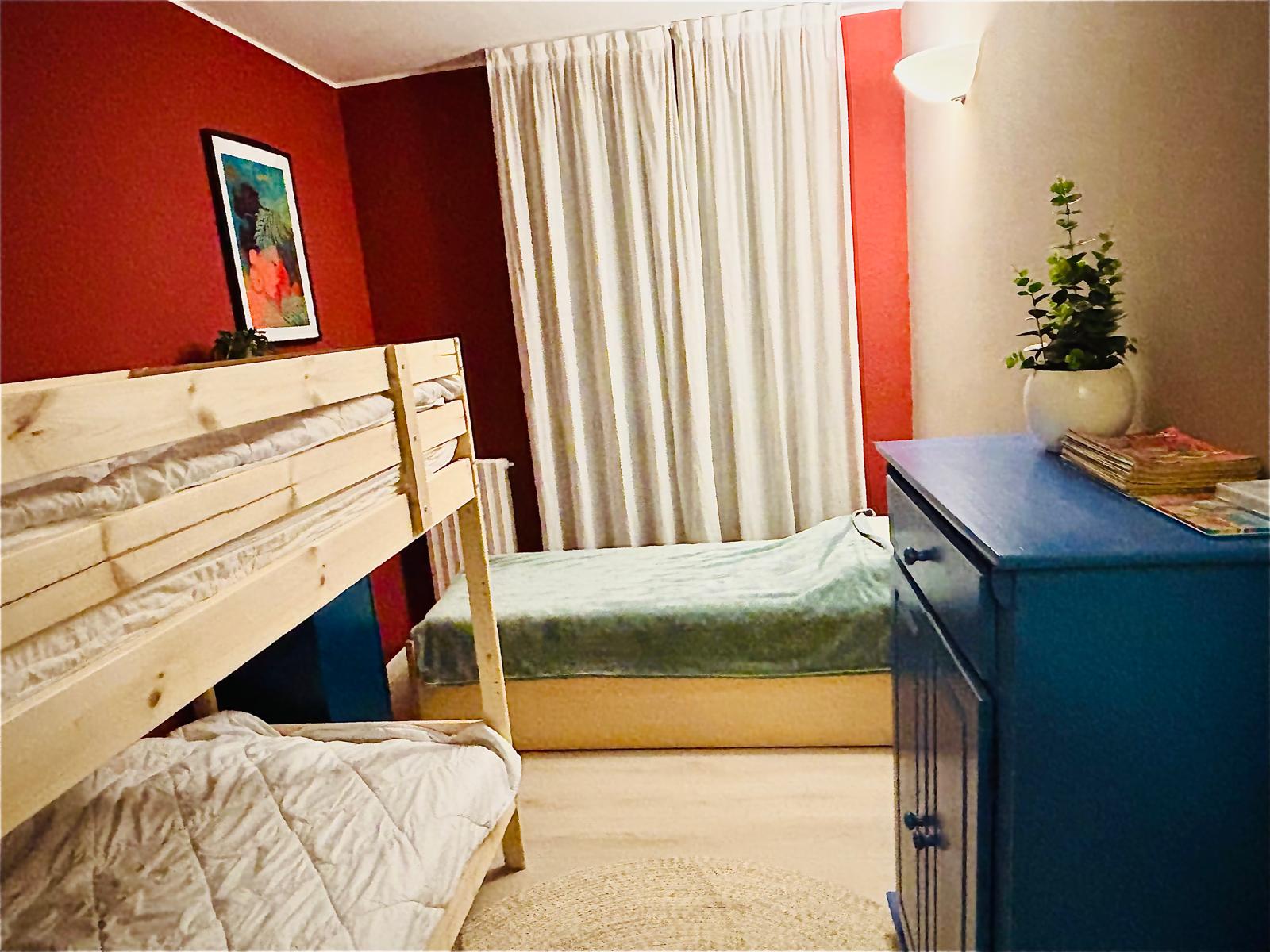 Slaapkamer 2 met stapelbed en eenpersoonsbed