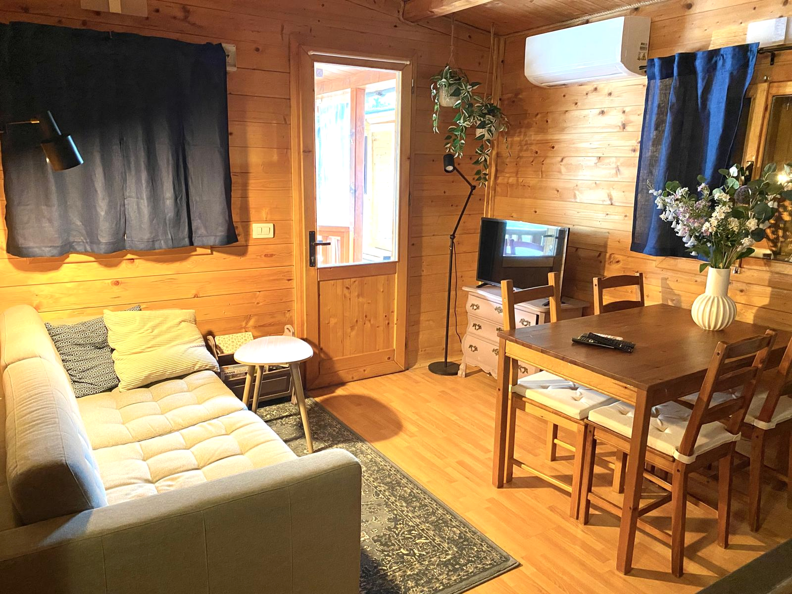 Slaapkamer 1 chalet Bruxelles 17 met tweepersoonsbed