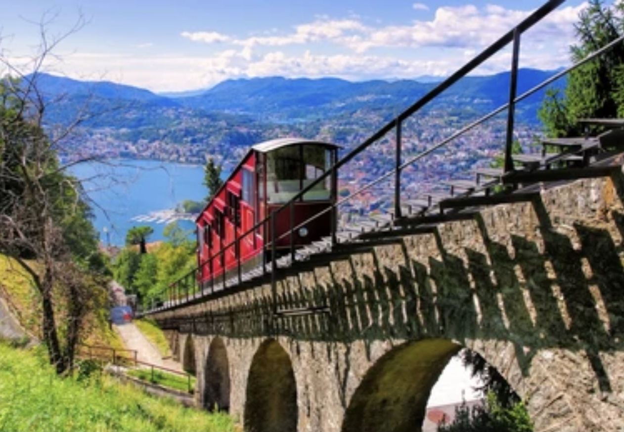 Monte Bré kabelbaan met panoramisch uitzicht over Lugano en het meer