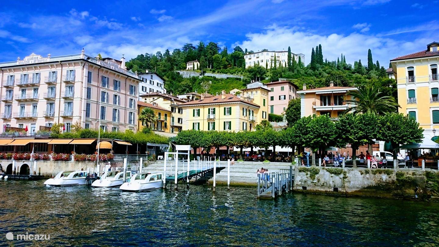 Haven van het Comomeer met boten en kleurrijke gebouwen
