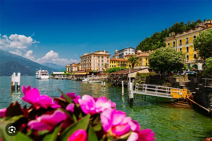 Bellagio aan het Comomeer met roze bloemen op de voorgrond