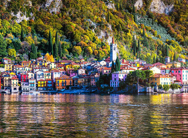 Varenna met kleurrijke huizen weerspiegeld in het Comomeer
