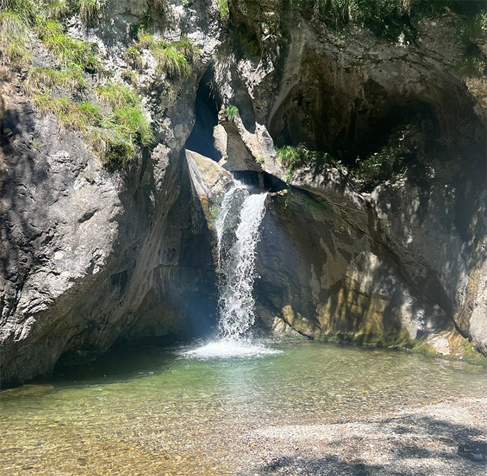 Waterval in de rotskloof bij Begna met kristalhelder water