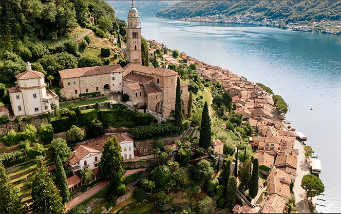 Morcote, middeleeuwse vissersplaats aan het Meer van Lugano vanuit de lucht
