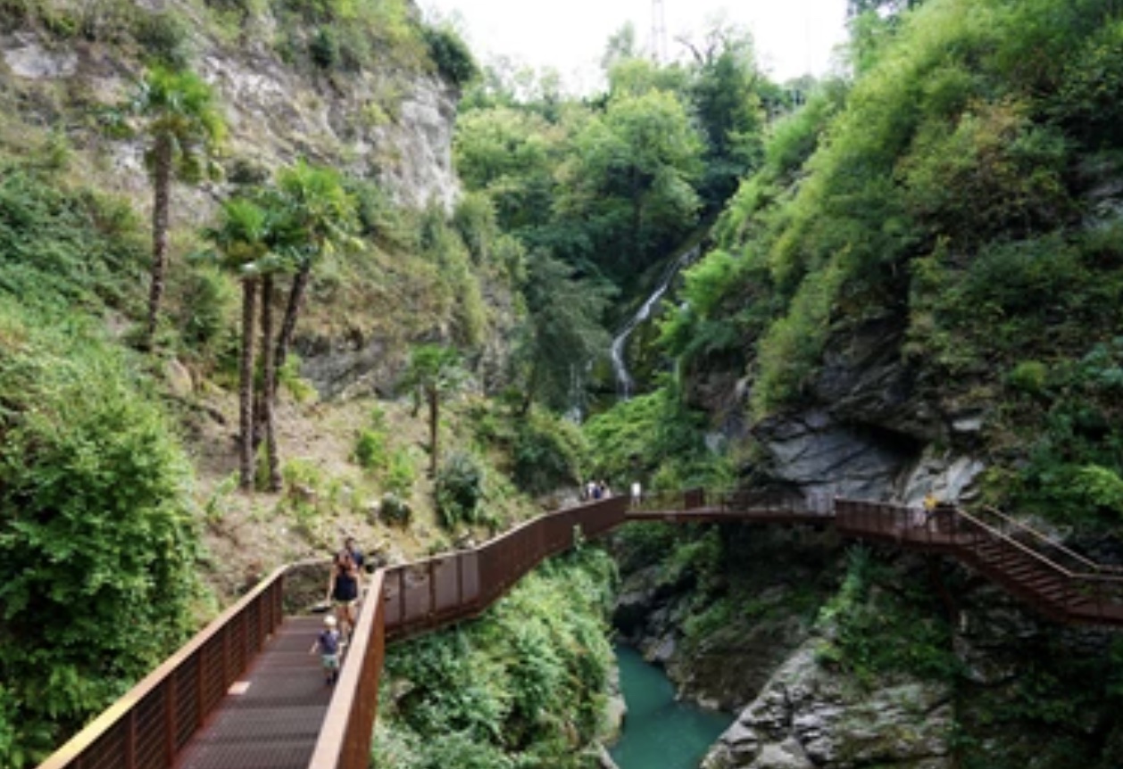 Orrido di Bellano kloof met houten loopbrug boven groen water