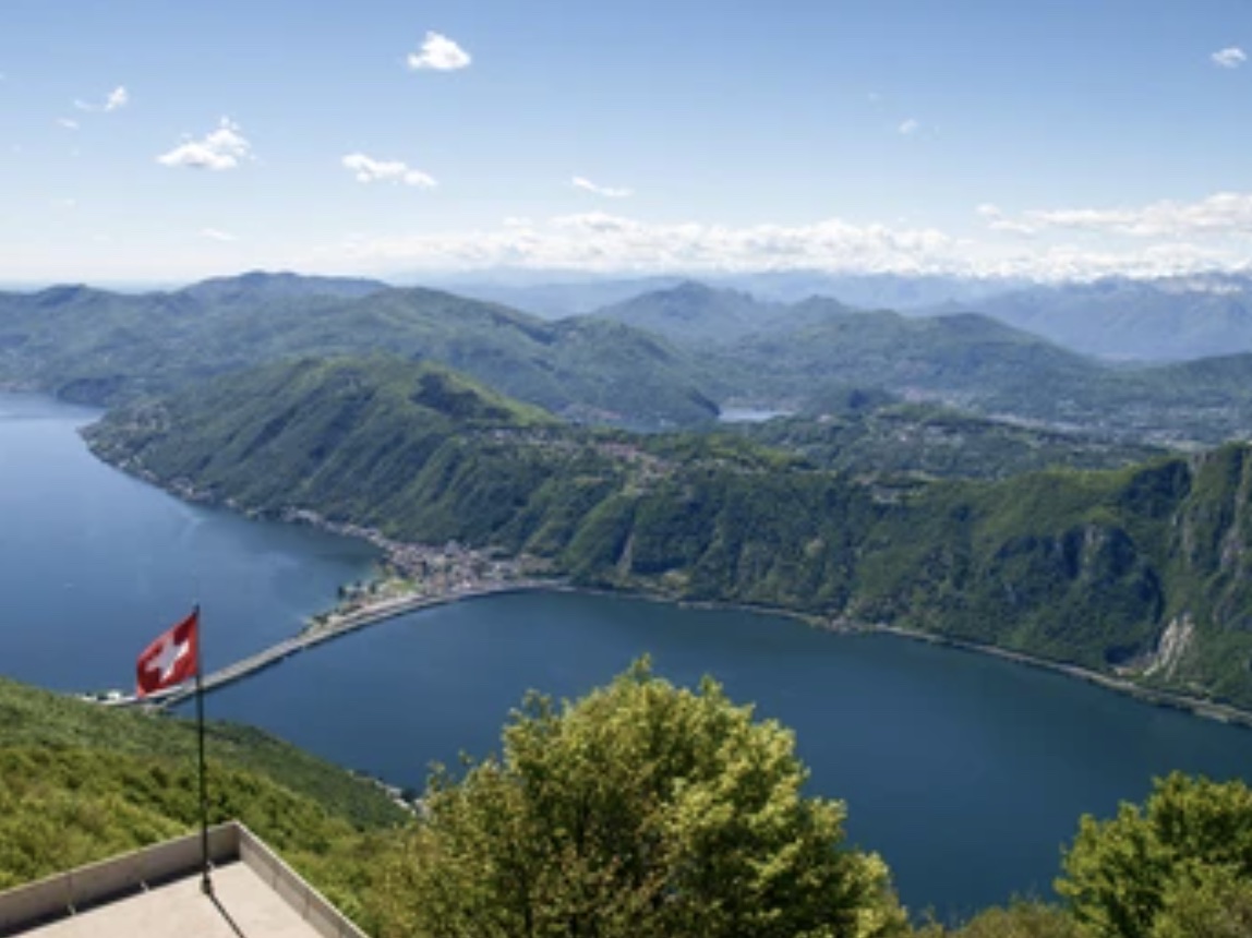 Panoramisch uitzicht over het Meer van Lugano vanop de Balcone d'Italia, op de grens van Italië en Zwitserland