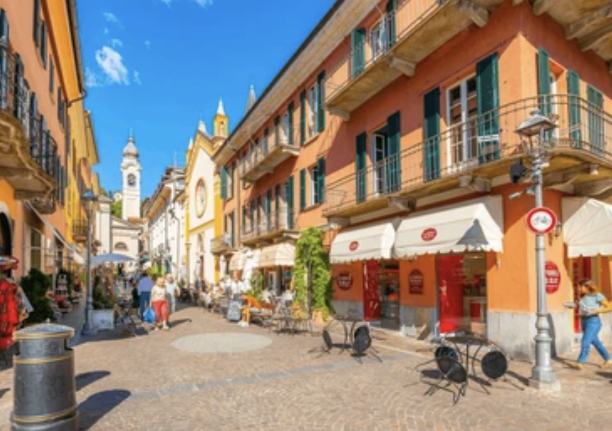 Voetgangerszone in Lugano met winkels en cafés