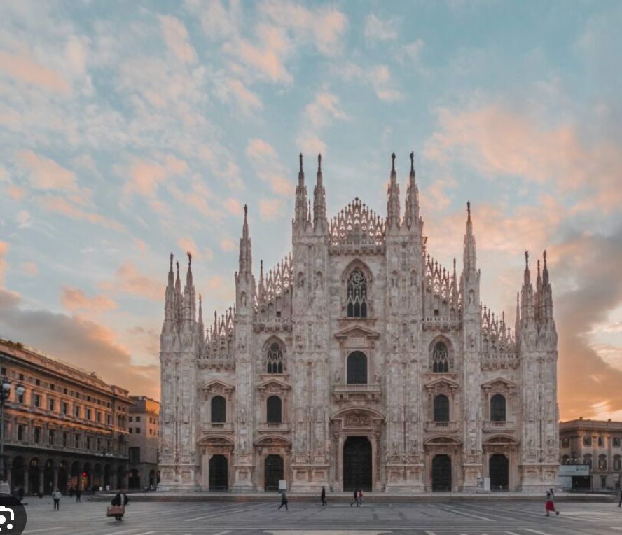 Duomo van Milaan bij zonsondergang